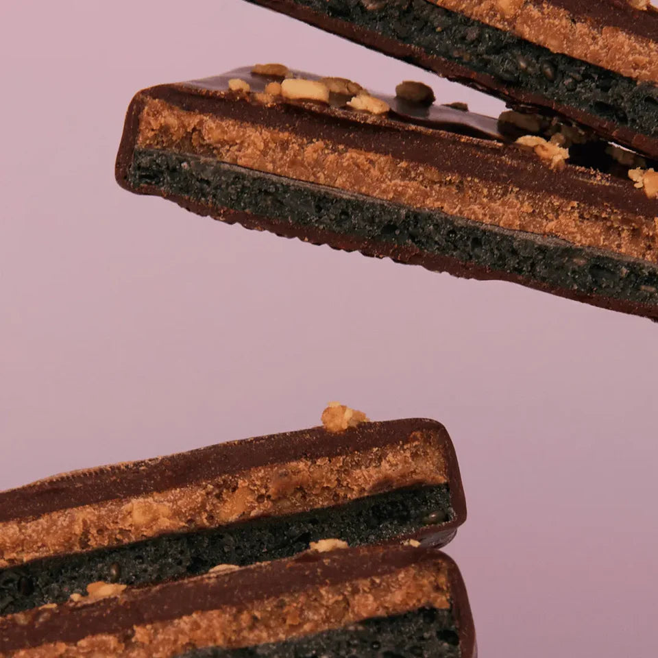 Chocolates de Doble Capa  – Crema de cacahuete y Sésamo Negro